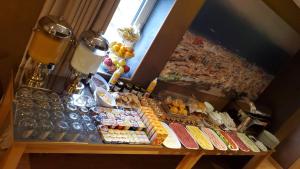 RICHMOND HOTEL في كورتشي: بوفيه من المأكولات والمشروبات على طاولة