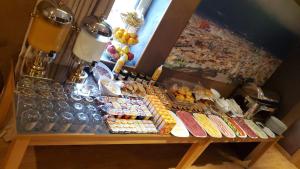RICHMOND HOTEL في كورتشي: طاولة مع مجموعة من الأنواع المختلفة من الطعام