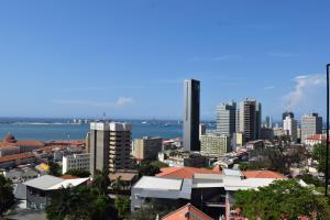 un paisaje urbano de una ciudad con edificios y el océano en Blue Breeze, en Luanda