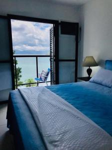 En eller flere senge i et værelse på Lindo Duplex Pé Na Areia com Praia Privativa