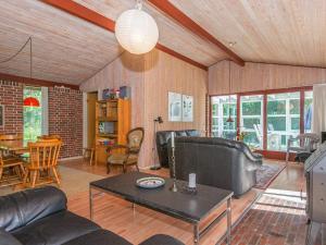 Posezení v ubytování 6 person holiday home in Ørsted-By Traum