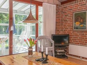 TV a/nebo společenská místnost v ubytování 6 person holiday home in Ørsted-By Traum