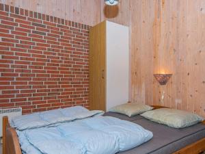 Postel nebo postele na pokoji v ubytování 6 person holiday home in Ørsted-By Traum