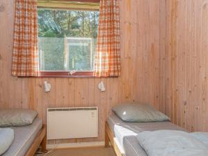 Postel nebo postele na pokoji v ubytování 6 person holiday home in Ørsted-By Traum