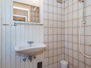 Koupelna v ubytování 6 person holiday home in Ørsted-By Traum