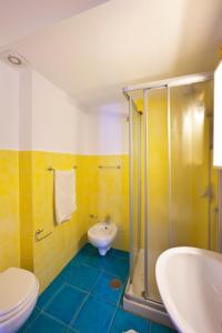 uma casa de banho com um lavatório, um WC e um chuveiro em Casa Gilda em Sorrento