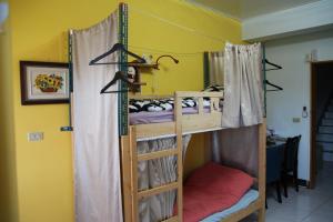 เตียงสองชั้นในห้องที่ Sān kēng lǎo diē 桃園市民宿065號