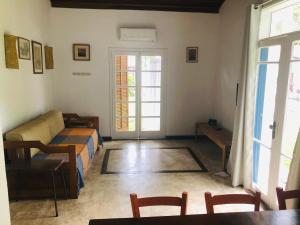 sala de estar con sofá y mesa en Casa Praia da Vila, en Ilhabela