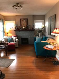 ein Wohnzimmer mit einem blauen Sofa und einem Kamin in der Unterkunft Charming home in Derby city in Louisville