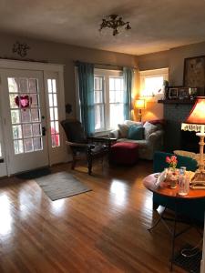 uma sala de estar com um sofá e uma mesa em Charming home in Derby city em Louisville