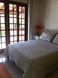 מיטה או מיטות בחדר ב-Sobrado,Armação -Sul da Ilha-Floripa