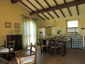 サン・カシャーノ・デイ・バーニにあるVilla Le Termeのキッチン、ダイニングルーム(テーブル、椅子付)