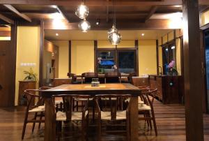 Restoranas ar kita vieta pavalgyti apgyvendinimo įstaigoje Bora Bora waterfront sunrise villa
