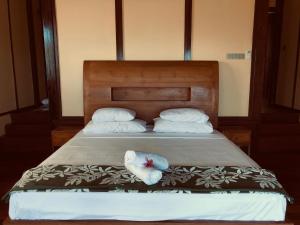 Giường trong phòng chung tại Bora Bora waterfront sunrise villa