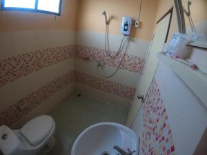 La salle de bains est pourvue d'une douche, de toilettes et d'un lavabo. dans l'établissement The One, à Phayao