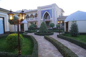 um edifício com uma luz de rua em frente em Mirzo Boutique Hotel em Tashkent