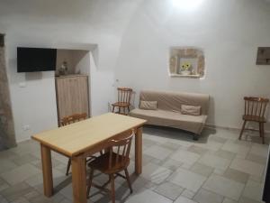 a living room with a table and a couch at Dovì Casa Vacanze in Carovigno