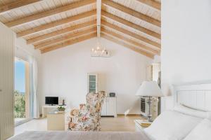 Televízia a/alebo spoločenská miestnosť v ubytovaní Villa Lover's Nest + 17 fotografií