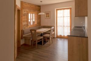 A kitchen or kitchenette at Residence Rogger