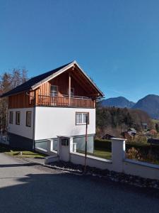 una casa con un balcón en el lateral. en Ferienhaus Alpengarten en Bad Aussee