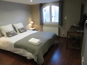 um quarto com uma cama com duas toalhas em Chambre privé entre Lyon et St Etienne em Rive-de-Gier