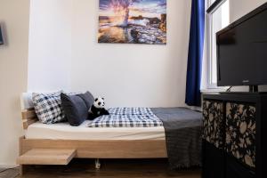 una camera da letto con un letto con un panda seduto sopra di FULL HOUSE Studios - Blue Apartment - WiFi inkl a Magdeburgo