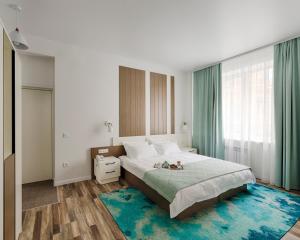 um quarto com uma cama grande e um tapete azul em Бизнес-отель Nine rooms em Vladivostok