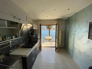 Η κουζίνα ή μικρή κουζίνα στο apartment Lac Brusimpiano