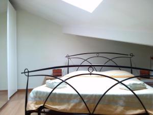 a bedroom with a black bed with a ceiling at Mansarda Raggio Di Sole in Verona