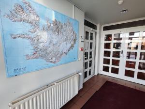 eine große Karte an einer Wand in einem Raum in der Unterkunft SM Hostel in Reykjavík