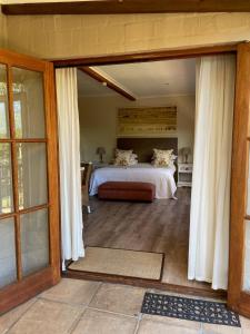 ケープタウンにあるSummit Place Guesthouseのベッドと大きな窓のある寝室
