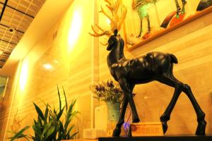 una estatua de un ciervo parado en un estante en Lu-Kang Traveler Inns, en Lukang