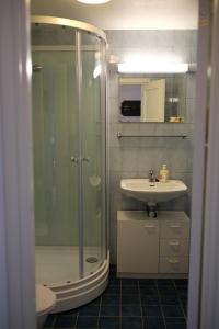 a bathroom with a shower and a sink at Fjelltun Fritidsleiligheter, leilighet 407 in Geilo +14 photos