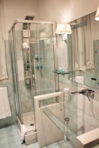 Ένα μπάνιο στο D.R.Rome Spanish Luxury Suites