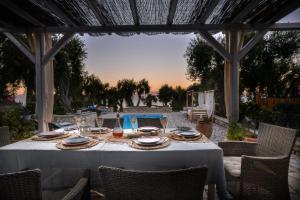 Restorāns vai citas vietas, kur ieturēt maltīti, naktsmītnē Villa Marmari