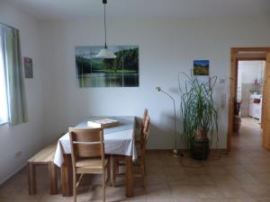 jadalnia ze stołem i krzesłami w obiekcie Haus Ertel w mieście Hermagor