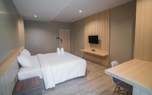 Un pat sau paturi într-o cameră la La Route Residence Pattaya