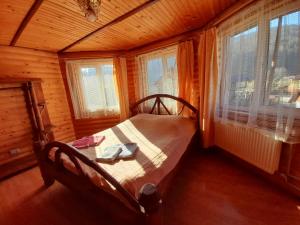 Giường trong phòng chung tại Cottage Zhelikhovskykh