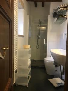łazienka z umywalką, toaletą i prysznicem w obiekcie Le Querciolaie Monte Cavallo - entire house w mieście Saturnia +37 zdjęć