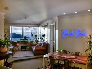 Зона вітальні в Sub-Penthouse Beach View by Sydney Dreams