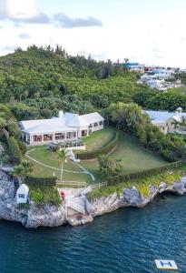 una vista aérea de una casa sobre el agua en Sound Winds private oceanfront estate with private tennis court & swim dock Property overview en Harrington Hundreds