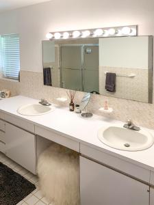 A bathroom at Sound Winds private oceanfront estate with private tennis court & swim dock Property overview
