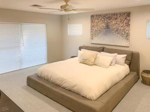 Кровать или кровати в номере Sound Winds private oceanfront estate with private tennis court & swim dock Property overview