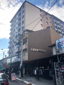 um grande edifício com uma loja de roupas numa rua em Avio Apartmani 2018 em Novi Pazar
