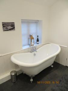 
A bathroom at Pengelly - Luxury converted Fisherman’s Net Loft
