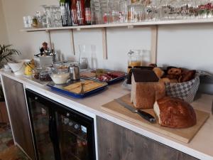 une table avec un pain et d'autres aliments dans l'établissement B&B Horpala, à Heers