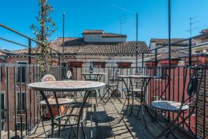 een patio met tafels en stoelen op een balkon bij Ca' San Trovaso - 6 Rooms in Venetië