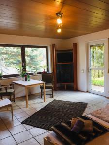 ein Wohnzimmer mit einer Couch und einem Tisch in der Unterkunft Luftkurort, Perle des Neckartals in Hirschhorn
