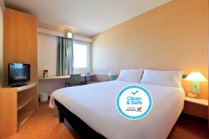 Postel nebo postele na pokoji v ubytování Hotel ibis Leiria Fatima
