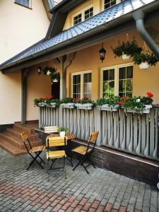 a patio with a table and chairs in front of a house at Grodzisko pokoje do wynajęcia in Krynica Morska